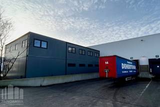 Vlot bereikbare logistieke ruimte van <strong>10.153 m²</strong> (eventueel met 533 m² kantoren) op amper +/- 1 km van de N16 met een vlotte verbinding naar zowel de A12 en de E17.<br /><br />Het magazijn met een vrije hoogte van maar liefst 8,04m is voorzien van<strong> laadkades </strong>met docklevellers, een sectionale poort (4m B x 4,5m H) en een centrale lichtstraat. Verder is de opslagruimte uitgerust met een geïsoleerde steeldeck, polybetonvloer, TL-armaturen en aerothermen op gas.<br /><br />De instapklare kantoren situeren zich in het aanpalende gebouw en zijn verdeeld over gelijkvloers en de 1e verdieping. Aanwezigheid van o.a. een open space met afzonderlijke burelen, airco, kitchenette en sanitair.<br /><br />Ruime parkeer- en manoeuvreerruimte op de verharde site.<br /><br />Contacteer <strong>PANORAMA B2B</strong> voor bijkomende inlichtingen, plannen of een vrijblijvend plaatsbezoek<strong> 03 225 03 03</strong>.