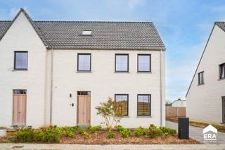 OVER DE WONINGDeze recente halfopen woning (bouwjaar 2024) onderscheidt zich door haar hoogwaardige afwerkingsgraad en moderne uitstraling. De op...