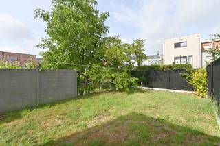 Goed gelegen klassieke woning op 186m² en thans met 4 slaapkamers, te renoveren naar hedendaags comfort. Inkom- en traphal, woonkamer,...