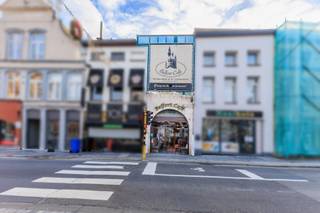 <span>Dit </span><strong>karaktervolle pand</strong><span> is ideaal voor iemand met een hands-on mentaliteit die zijn eigen zaak wil uitbouwen op een centrale en goed bereikbare locatie. Dankzij de behapbare oppervlakte en de uitermate </span><strong>gunstige ligging</strong><span> biedt dit pand tal van interessante troeven. Het gelijkvloers bestaat uit een gezellige </span><strong>gelagzaal</strong><span> met een ruim aantal zitplaatsen (ca 67 m²), aangevuld met een </span><strong>overdekt terras<span> </span></strong><span>(ca 15,5m²) en ruime </span><strong>sanitaire</strong><span> voorzieningen. De toegang naar de </span><strong>bovenverdieping</strong><span> gebeurt via een industriële wenteltrap. Hier bevinden zich de geïnstalleerde industriële </span><strong>keuken</strong><span> en een multifunctionele </span><strong>meeting room</strong><span>. Er is tevens een goederenlift aanwezig en nog een apart toilet. Verder beschikt het pand over een </span><strong>droge kelder</strong><span> en een </span><strong>ruime zolder</strong><span> (bereikbaar via vaste trap) voor stockage/spoelinstallatie tap. Een perfecte opportuniteit voor wie een handelspand zoekt met karakter, centrale ligging en veelzijdige indeling. Bij aanvraag van een bestemmingswijziging is dit pand ook perfect geschikt om om te vormen tot een </span><strong>woning</strong><span> of </span><strong>kantoor</strong><span>.</span><em><span> </span>Gelegen binnen een vastgestelde archeologische zone (historische stadskern van Aalst).<span> </span></em><span>Voor meer inlichtingen of een bezoek ter plaatse, contacteer ons op 0498/91 12 34 of </span>liesbeth@immo-desk.be.