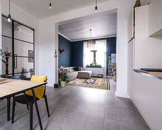 Wonen in alle rust, met alles binnen handbereik. Deze knappe woning werd in 2018 grondig gerenoveerd met aandacht voor detail en kwaliteitsafwerking. Het resultaat is een instapklare moderne gezinswoning met drie grote slaapkamers en een mooie zuid west gerichte tuin met open zicht. De woning is ideaal voor wie graag in rust leeft met de voorzieningen in het centrum in de nabijheid. <br /><br />Indeling<br />•Gelijkvloers: grote mooie inkomhal met authentieke elementen, lichtrijke leefruimte en uitgeruste keuken (moderne toestellen, voldoende kastruimte), afzonderlijk toilet en een ruime berging. Zowel via de keuken, als via de berging is er toegang naar de terrassen en de tuin. <br />•Verdieping 1: twee ruime slaapkamers, badkamer met douche en ligbad. Mooie nachthal. <br />•Verdieping 2: een derde ruime slaapkamer. <br />•Volledig onderkelderd <br />•Buiten: 2 fijne terrassen, zonnig ZW georiënteerde tuin met een vrij, open zicht die fijne zomeravonden garanderen. <br />•Aan de achterzijde een garage , bereikbaar via het achterliggende straatje.<br /><br />Technisch<br />•EPC: C <br />•Verwarming op aardgas<br />•Met oog voor detail gerenoveerd in 2018 <br /><br />Ligging<br />Rustige woonstraat op korte afstand van centrum Landen en het station. Winkels, scholen en openbaar vervoer zijn vlot bereikbaar. De tuin en de achtertoegang bieden comfort en privacy, de nabijheid van het centrum zorgt voor dagelijkse efficiëntie. De ligging zorgt ook voor een vlotte verbinding naar de autostrade en omliggende steden. <br />Troeven in één oogopslag<br />•✅ Recent gerenoveerd (2018) – instapklaar<br />•✅ Zuid west tuin met open zicht en 2 terrassen <br />•✅ 3 grote slaapkamers<br />•✅ Volledig uitgeruste keuken<br />•✅ Badkamer + afzonderlijk toilet<br />•✅ Volledig onderkelderd<br />•✅ Gasverwarming<br />•✅ Garage via achterliggend straatje<br />•✅ Rustige ligging vlakbij centrum en station<br />•✅ EPC C<br /><br />Perceeloppervlakte: 3a 50ca <br />Bruikbare vloeroppervlakte: 159m² <br />Momenteel verhuurd aan 1022 EUR/maand tot 7 n