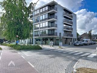 <p>Instapklaar hoekappartement in het hart van Sint-Andries bestaande uit een inkomhal met afzonderlijk toilet, lichtrijke leefruimte met eet-en zithoek, volledig uitgeruste keuken, zongericht terras + balkon, 2 volwaardige slaapkamers, berging, ingerichte badkamer (inloopdouche + lavabomeubel) en een garage die mogelijk bij te kopen is aan 40.000€</p>
<p></p>
<p>Extra troeven:</p>
<ul>
<li>Energiezuinig</li>
<li>Dubbele beglazing en CV op gas</li>
<li>Recent gerenoveerd</li>
<li>Sublieme locatie (Mobiscore 8,9/10)</li>
<li>Lift aanwezig en openzicht</li>
<li>Lichtrijk (hoekappartement)</li>
<li>Instapklaar</li>
</ul>
<p></p>
<p>Dit appartement is te koop ZONDER makelaar via het concept van Smart Houses! Verdere inlichtingen of bezoek? Contacteer rechtstreeks de eigenaar via 0473/27.72.27</p>