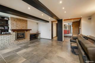 <u><strong>Gezellige woning met tuin nabij het Preshoekbos</strong></u><br /><br />Deze woning is ideaal voor wie houdt van rust, groen en een vlotte bereikbaarheid. Gelegen op een rustige locatie, pal aan de ingang van het Preshoekbos, geniet je hier elke dag van natuur en ontspanning.<br /><br /><u>Indeling als volgt:</u><br /><em>Gelijkvloers: </em>Woonkamer met eetkamer en open keuken, badkamer met toilet en douche, wasplaats en berging. <br /><em>1e verdiep: </em>2 Slaapkamers en 1 bureauruimte of babykamer. <br /><em>2e verdiep:</em> Zolder (ideaal als extra bergruimte). <br /><em>Tuin:  </em>De tuin bevindt zich op ongeveer 50 meter van de woning, richting de ingang van het Preshoekbos, en ligt net voor het bos zelf. Een unieke plek om in alle rust te genieten van het groen en de natuur rondom<br /><br /><strong>Pluspunten: </strong> <br /><strong>+</strong> Rustige ligging in doodlopende straat; <br /><strong>+</strong> 2 parkeerplaatsen voor de woning;<br /><strong>+</strong> Woning en tuin aan ingang preshoekbos;<br /><strong>+ </strong>Dichtbij invalswegen <br /><br />EPC 805 kWh/m² UC3811789<br /><br />Vginaanvr. – WgLK – Gmo – Gvkr – GVv<br /><br />Een woning met een uitzonderlijke ligging, perfect voor wie graag buiten leeft maar toch vlot bereikbaar wil blijven.<br />Benieuwd naar dit pand of een andere eigendom? www.coventa.be – 051 222 051<br /> 