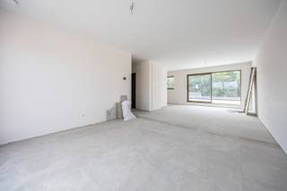 Bent u op zoek naar een exclusief en energiezuinig penthouse met uitzonderlijke buitenruimtes? Ontdek dan dit luxueuze nieuwbouwappartement in residentie ’T Park, waar comfortabel wonen aan het iconische Rivierenhof wordt gecombineerd met hedendaagse architectuur, hoogwaardige afwerking en een ongeëvenaard gevoel van ruimte.<br /><br />Indeling<br />Via de aparte inkomhal met vestiaireruimte betreedt u dit prachtige dakappartement. Rechts bevindt zich de ruime en lichtrijke leefruimte met een hoogwaardig afgewerkte open keuken, uitgerust met onder meer een vaatwasser, inductiekookplaat, combi-oven, koelkast en dampkap.<br /><br />Centraal in het appartement bevinden zich de stijlvolle badkamer met inloopdouche en elektrische handdoekradiator, een praktische berging voor wasmachine en droogkast, alsook een apart gastentoilet.<br /><br />Verder beschikt het appartement over twee ruime slaapkamers die rust en comfort garanderen. Een absolute troef zijn de twee uitzonderlijk grote terrassen van telkens meer dan 20 m². Dankzij de noord- en zuidoriëntatie geniet u op elk moment van de dag van de perfecte balans tussen zon en schaduw. Of u nu wilt ontbijten in de ochtendzon of ontspannen in de verkoelende schaduw tijdens warme zomerdagen, dit appartement biedt een buitenbeleving die zelden wordt gevonden.<br /><br />Een autostaanplaats of garagebox kan optioneel worden bijgehuurd:<br /><br />Gemeenschappelijke kosten: € 65/maand (provisie onderhoud lift en gemeenschappelijke delen + minuterie)<br /><br />Pluspunten<br />- Exclusieve nieuwbouwverhuring<br />- Volledig instapklaar en volledig geschilderd<br />- Twee zeer ruime terrassen van meer dan 20 m²<br />- AAA-locatie: nabij openbaar vervoer, winkels, invalswegen, sportvoorzieningen en het Rivierenhof<br />- Energiezuinig en hoogwaardig afgewerkt<br />- Vloerverwarming, zonnepanelen en energieneutraal wonen<br /><br />Voor meer informatie kan u steeds contact opnemen met One Vastgoed.