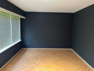 Interessante opbrengsteigendom gelegen op een toplocatie te Kalmthout vlakbij alle winkels, openbaar vervoer,...Op het gelijkvloers vinden we een goeddraaiende frituur met garage. De 1ste verdiepring bestaat uit een ruim appartement met 3 slaapkamers, open keuken, badkamer, ruime woonkamer en mogelijkheid tot terras. Tevens is er een zeer ruime zolder aanwezig. Recent zijn beide verwarmingsketels op gas vernieuwd en is er dubbele beglazing geplaatst in het appartement. Het appartement is bovendien recent geschilderd. Beide units zijn goed verhuurd aan competitieve huurprijzen en de huurders zijn zeer correcte betalers.