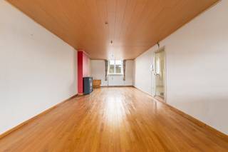 <p><strong>Blankenberge: Uitzonderlijk ruim appartement met 3 slaapkamers te koop in het centrum van Blankenberge!</strong></p>

<p>Op de 2e verdieping van deze prachtige, authentieke residentie vinden we dit uitzonderlijk ruim (143m²) appartement met 3 slaapkamers te koop. Deze is gelegen in het centrum van Blankenberge vlakbij zee, Grote Markt, jachthaven, openbaar vervoer, handelszaken en restaurants!</p>

<p><strong>Indeling:</strong> Inkomhal, woonkamer, open keuken, badkamer met douche en ligbad, 3 slaapkamers en een aparte berging.</p>

<p><strong>Troeven:</strong></p>

<ul><li>Uitzonderlijk ruim (143m²!).</li><li>Prachtige voorgevel in Art-Nouveaustijl.</li><li>Geen syndicuskosten.</li><li>Elektriciteit conform</li></ul>

<p>Meer informatie? Contacteer Maarten op het nummer 050 42 58 98.</p>