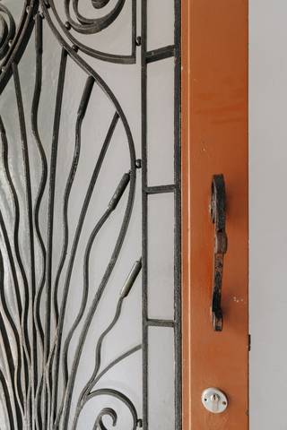 <p>Gelegen in een rustige en residentiële wijk van Deurne, combineert de Venneborglaan een aangename woonomgeving met een uitstekende bereikbaarheid. Winkels, scholen, openbaar vervoer en belangrijke invalswegen bevinden zich op korte afstand, wat deze locatie bijzonder aantrekkelijk maakt voor huurders én investeerders.</p><p><br /></p><p>Op deze gegeerde ligging bevindt zich dit interessante opbrengstgebouw, bestaande uit drie wooneenheden. Het gebouw omvat drie ruime 1-slaapkamerappartementen waarbij het gelijkvloerse appartement over een tuin beschikt en de 2 overige appartementen over een balkon. Er zijn 3 conformiteitsattesten beschikbaar en de appartementen zijn alle 3 verhuurd.</p><p><br /></p><p>Structureel/technisch werd het gebouw +/- 10 jaar geleden up-to-date gebracht en werd het esthetisch opgefrist, hetgen betekent dat er nu enkel esthetische investeringen dienen te gebeuren.</p><p><br /></p><p>Extra troeven: Beperkte gemeenschappelijke kosten</p>