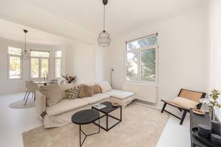 <p>Op zoek naar een instapklaar appartement op een bruisende locatie én een slimme investering?<br />Aan de Turnhoutsebaan 412 ontdek je dit recent gerenoveerde appartement (2016) van 82 m², dat moderne elegantie combineert met een warme, huiselijke sfeer.</p><p>Hier woon je letterlijk tussen de stad en het park, met het Rivierenhof op wandelafstand als jouw groene toevluchtsoord.</p><p>Een ligging vol leven en gemak. Op de grens van Antwerpen en Borgerhout, met alles binnen handbereik: winkels, supermarkten, hippe koffieplekken, gezellige eetadresjes en openbaar vervoer voor de deur. De Antwerpse Ring en het Centraal Station zijn vlot bereikbaar – ideaal voor pendelaars of wie houdt van een goed verbonden stadse levensstijl.</p><p>• Volledige renovatie in 2016 - refit in 2026<br />• Privatieve kelderberging<br />• EPC-label C – elektriciteit conform – asbestveilig<br />• Ideaal als opbrengsteigendom<br />• Aandeel kosten basisakte pro rata koper</p><p>Vanuit de inkomhal kom je terecht in de lichtrijke leefruimte, waar wonen, tafelen en ontspannen moeiteloos in elkaar overvloeien. De strakke keuken met kwalitatieve toestellen en voldoende kastruimte sluit naadloos aan op het geheel en vormt het kloppende hart van het appartement. Dankzij de grote raampartijen geniet de leefruimte de hele dag van natuurlijk zonlicht, terwijl de neutrale kleuren en warme materialen zorgen voor een tijdloze, rustige uitstraling. De twee slaapkamers bieden alle comfort en rust, terwijl de badkamer met ruime inloopdouche en warme houtaccenten een echte hotelsfeer uitstraalt.</p><p>De buurt bruist, de vraag groeit – een veilige keuze voor wie inzet op een waardevaste investering in vastgoed.</p><p>Mis deze kans niet en plan je bezoek via sinjoor.be</p>