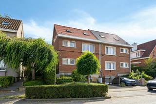 De woning beschikt over 4 volwaardige slaapkamers en 2 badkamers, waardoor ze perfect geschikt is voor gezinnen of voor wie nood heeft aan extra ruimte voor een bureau, hobbykamer of logeerkamer. Dankzij de drie gevels geniet de woning bovendien van een aangename lichtinval en een ruimtelijk gevoel.<br /><br />De ruime woon-en eetkamer en keuken hebben prachtig zicht op het ruime terras en de afgesloten tuin !<br />Op de eerste verdieping zijn er drie kamers en een badkamer, de huidige eigenaars hebben recent de tweede verdieping volledig gerenoveerd en genieten van een grote master bedroom met nieuwe douchekamer. De woning beschikt over een staanplaats aan de voorzijde van de woning en een praktische kelder.<br /><br />De belangrijkste troeven:<br />Nieuw dak 2025<br />4 slaapkamers<br />2 badkamers<br />Zolder volledig vernieuwd<br />Aangename tuin<br />Eigen parking<br />Op wandelafstand van het centrum van Strombeek<br />Winkels en voorzieningen vlakbij<br />Goede verbinding met belangrijke invalswegen<br />Ideaal als gezinswoning<br /><br />De ligging is bijzonder interessant: u bevindt zich op wandelafstand van het centrum van Strombeek, met winkels, handelszaken en dagelijkse voorzieningen binnen handbereik. Dankzij de nabijheid van diverse belangrijke invalswegen zijn ook Brussel en de omliggende gemeenten vlot bereikbaar. Een ideale combinatie van rustig wonen en een uitstekende bereikbaarheid.<br /><br />Een ruime en veelzijdige woning met tuin en parking, gelegen op een praktische en gegeerde locatie! <br />Contacteer olivia.laporte@dewaele.com<br /><br />Bestuursmaatregelen in het maatregelenregister: nee