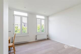 <p><span>Appartement lumineux (.. m²) avec 1 chambre à Anvers (2000).</span></p><p><span> </span></p><p><span>L'appartement bénéficie d'un emplacement de choix pour ceux qui aiment la vie urbaine animée : à proximité de la place Marnix et de la place Mechelseplein, à quelques pas du quartier Zuid et du centre-ville historique, facilement accessible à pied. De plus, vous bénéficiez ici d’une desserte optimale par les transports en commun et le système de vélos en libre-service, et l’autoroute n’est qu’à quelques minutes en voiture. Un emplacement de choix pour les citadins qui apprécient une bonne accessibilité !</span></p><p><span> </span></p><p><span>L'appartement est situé au dernier étage d'un petit immeuble composé de 4 appartements. Il comprend un espace de vie lumineux avec cuisine ouverte (20 m²) donnant sur l’avant, une salle de bains (3 m²) avec cabine de douche, WC, meuble-lavabo et sèche-serviettes, ainsi qu’une chambre séparée (13 m²) à l’arrière. À l'entresol, un débarras séparé avec branchement pour lave-linge est à votre disposition, et le couloir est équipé d'une armoire à chaussures très pratique.</span></p><p><span> </span></p><p><span>Envie de vivre au cœur de la ville avec tout à portée de main ? Ne manquez pas cette opportunité !</span></p><p><span> </span></p>
