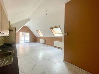 <p><span>WENS JE GRAAG EEN BEZOEK?</span><span>: gelieve digitaal een bezoek aan te vragen. </span></p><p><span> </span></p><p><span>Deze woning is gelegen in het centrum van Mechelen. Het openbaar vervoer, winkels en scholen op fiets- en wandelafstand.</span></p><p><span> </span></p><p><span>INDELING</span></p><p><span>Gelijkvloers: gemeenschappelijke inkomhal met trap naar boven. Eerste verdieping: woonkamer met aangrenzend terras, berging, badkamer, 3 slaapkamers. Tweede verdieping: ruime slaapkamer.</span></p><p><span> </span></p><p><span>EPC</span><span>: label C.</span></p><p><span> </span></p><p><span>MAANDELIJKSE HUUPRIJS</span><span>: 1250 euro.</span></p><p><span> </span></p><p><span>BESCHIKBAARHEID</span><span>: 1/8/2026.</span></p><p><span> </span></p>