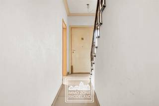 <p><span><span>Alweer VERKOCHT op 1e BEZOEKDAG. Contacteer RANDY REMUE 0479/ 99. 99. 90 als u ook op 1 DAG wil verkopen.</span></span></p><p>"ABSOLUTE TOPPER" – Afspraak ENIGE BEZOEKDAG enkel telefonisch via Randy Remue op 0479/99. 99. 90, meer info via Facebook "Remue Randy" - LIKE de pagina en blijf op de hoogte van alle nieuwe woningen. De stukken van de woning zijn te consulteren op www.immo-zone.be.  Deze verder af te werken halfopen WONING met 3 slpks en tuin vinden we terug aan de Benedenstraat 37 te Sint-Lievens-Houtem. Indeling: Via de inkomhal met trap naar het 1e verdiep, komen we rechts in de bureelruimte of 1e slaapkamer. Verder treffen we de ruime en lichtrijke woonkamer met de open keuken. Aansluitend op de keuken is er nog een handige berging. Op de 1e verdieping van de woning bevinden zich 2 grote slaapkamers en ook de badkamer met inloopdouche en dubbele lavabo. Ontspannen na een drukke werkdag doe je op het reeds aangelegde terras of op het mooie gazon. De diepe tuin is ook via de achterliggende straat toegankelijk. Deze woning is een ABSOLUTE TOPPER voor starters, gezinnen en investeerders. Gelegen vlakbij winkels, scholen, station, openbaar vervoer en vlotte verbinding autosnelweg.  P-score: A / G-score: A. <br />VOOR ZEER SNELLE BESLISSERS!!<br />IMMO ZONE RHODELAND      RANDY REMUE -  0479/ 99. 99. 90</p>