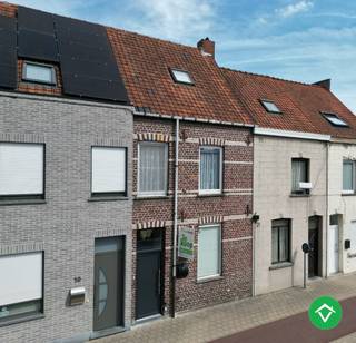 Deze woning is gelegen op een uiterst centrale ligging te Roeselare, kortbij het Stedelijk ziekenhuis, het Mammoetcenter, het stadscentrum,...