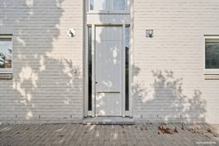 Ruim appartement met groot potentieel, zonnig terras en extra opslagmogelijkheden.<br /><br />Ontdek dit <strong>ruime appartement</strong>  te Waregem (Desselgem) met tal van mogelijkheden, ideaal voor wie op zoek is naar <strong>een renovatieproject/afwerkingsproject met meerwaarde</strong>. De <strong>lichtrijke </strong>leefruimte (83m²) biedt dankzij haar open structuur een uitstekende basis voor een hedendaagse inrichting op maat.<br /><br />Op de bovenverdieping bevindt zich een <strong>ruime zolderverdieping </strong>met zichtbare dakconstructie, perfect om verder in te richten tot slaapkamers, bureau of hobbyruimte. Dit maakt het appartement bijzonder interessant voor wie extra woonvolume wenst te creëren.<br /><br />Een absolute troef is de mogelijkheid tot het aanleggen van <strong>een groot en zonnig dakterras</strong> bovenop de <strong>onderliggende loods </strong>(welke eventueel mee verkocht kan worden), waar u in alle privacy kan genieten van buitenruimte — een zeldzaamheid in dit segment.<br /><br />Verder beschikt het appartement over <strong>twee private parkeerplaatsen</strong>, wat zorgt voor extra comfort.<br /><br />Extra interessant: het <strong>onderliggende handelspand met loods (ca. 107 m²)</strong> is eveneens te koop, ideaal voor zelfstandigen, investeerders of wie wonen en werken wenst te combineren op één locatie.<br /><br /><u>Troeven op een rij:</u><br /><br />+ Veel ruimte en renovatiepotentieel;<br />+ Mogelijkheid tot groot dakterras;<br />+ Zolder met uitbreidingsmogelijkheden;<br />+ 2 privatieve bergingen;<br />+ Combinatiemogelijkheid met handelspand en loods (107 m²).<br /><br />Ideaal voor investeerders of handige kopers die op zoek zijn naar een vastgoedopportuniteit met rendement.<br /><br />EPC label C<br /><br />Benieuwd naar dit pand of een andere eigendom? www.coventa.be – 051 222 051