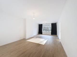Bent u op zoek naar ruimte, modern comfort en een centrale ligging? Dit prachtig gerenoveerde appartement op de felbegeerde Fruithoflaan biedt het allemaal. Gelegen op de eerste verdieping, combineert dit pand een vlotte toegankelijkheid met een hoogwaardige afwerking.Indeling:- inkomhal- ruime leefruimte- keuken met aansluitend terras- badkamer- slaapkamer 1- slaapkamer 2- slaapkamer 3- apart toiletExtra troeven:- het appartement beschikt over rolluiken- toplocatie- proper onderhouden appartementsgebouw- uitstekende mobiscore: 9,2/10- kelderbergingDe vaste kosten bedragen 225 euro per maand voor water, verwarming en kosten gemene delen.Bent u geïnteresseerd in deze woning te huur in Berchem?Aarzel dan niet om een bezoekaanvraag in te dienen via onze website via de daar voorziene rode balk.Wenst u uw eigendom ook te koop of te huur te stellen? We helpen u graag verder. Steeds tot uw dienst om u verder te helpen met al uw vragen over vastgoed.