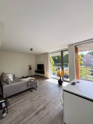 Ruim, lichtrijk en luxueus instapklaar appartement met terras, ondergrondse garage en hoogwaardige technieken op topligging in het hartje van Genk. Door zijn ligging tegen het centrum is dit appartement de perfecte combinatie tussen rust en het stadsleven. Via een privé trap staat u op 2 min. in het centrum. Daarnaast kan u ook gaan wandelen in de groene omgeving van het Molenblook en de Molenvijver.<br /><br />Dit stijlvolle appartement bevindt zich op de eerste verdieping van een modern en kwalitatief gebouw en kan men betreden via een overdekte buitentrap. Bij het binnenkomen in het appartement komt u terecht in een ruime inkomhal die toegang geeft tot een riante en lichtrijke leefruimte met prachtig uitzicht. De living sluit naadloos aan op de open keuken, die volledig afgewerkt is met kwalitatieve toestellen en duurzame materialen.<br />Vanuit de leefruimte heeft u directe toegang tot het overdekt, ruim en zuidelijk georiënteerde terras van 20m2.<br />De badkamer is stijlvol afgewerkt en uitgerust met een moderne inloopdouche. Daarnaast is er een aparte technische ruimte voorzien met aansluitingen voor wasmachine en droogkast.<br />Het appartement beschikt over twee volwaardige slaapkamers die comfortabel en praktisch ingericht zijn. <br />Bij het appartement hoort eveneens een ondergrondse parkeerplaats, 2 standplaatsen voor fietsen en een private berging. Daarnaast is er de optie om in dezelfde kelder nog standplaatsen te huren.<br /><br />Dankzij de combinatie van hoogwaardige afwerking, veel lichtinval en een korte afstand tot het centrum, winkels, scholen en verbindingswegen, vormt dit appartement een aantrekkelijke woonopportuniteit.<br /><br />Troeven:<br />- Geen BTW maar registratierecht<br />- Potentiële huuropbrengst +-1150€/maand<br />- Energiezuinig <br />- Oppervlakte app.: 104,42m2<br />- Hoge plafonds (2,7m)<br />- 2 ruime slaapkamers<br />- Zuidelijk, ruim en overdekt terras: 20,00m2<br />- Private kelderberging<br />- Private parking ondergronds<br />- Afgesloten fietsenstalling<br />- Wandelafstand centrum Genk en toch rustig in het groen