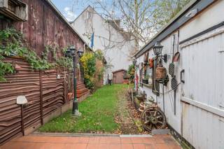 Cette propriété est située dans une rue résidentielle calme du quartier MARIABURG, à la frontière d'Ekeren et de Brasschaat.La gare, les magasins...
