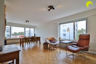 <p><span>Op de grens met Berchem in de gegeerde "Groenenhoek", vinden we dit lichtrijk hoekappartement.</span></p><p><span>Met tal van restaurants, koffiebars en winkels, sportfaciliteiten, scholen en groenvoorzieningen (Te Boelaerpark en Boekenbergpark op wandelafstand!) heb je hier alles wat je wenst binnen handbereik. Verder geniet deze locatie van een uitstekende bereikbaarheid dankzij de nabijheid van verschillende snelweg-opritten en andere belangrijke invalswegen. Ook de tram- en bushaltes bevinden zich om de hoek, met directe toegang tot de stad!</span></p><p><span>Bovendien heb je hier nooit parkeerstress: bij het appartement hoort namelijk een diepe garage (met stopcontact) plus een oprit; de vraagprijs is €30.000.</span></p><p><span> </span></p><p><span>Indeling:</span></p><p><span>Via trap of lift bereiken we de 4e verdieping. We komen binnen in de centrale inkomhal met handige vestiairekast. Voor ons bevinden zich de 2 slaapkamers, afgewerkt met een laminaatvloer (10m² en 14m²). De badkamer werd reeds gerenoveerd en werd voorzien van een douche en lavabomeubel. Hier is ook de aansluiting voor de wasmachine. Het toilet met handenwasser is apart.</span></p><p><span>Vervolgens komen we de aangename living, op mooie blokjesparket en met bio-haard. Dankzij de hoekligging geniet je hier van zeer veel lichtinval. De keuken is wat ouder, maar netjes onderhouden en functioneel. De dampkap en de vaatwasser werden recent nog vernieuwd. Vanuit de keuken hebben we toegang tot het terrasje, waar het genieten is van de avondzon (West).</span></p><p><span> </span></p><p><span>Troeven van het appartement:</span></p><p><span>* Gunstige ligging net buiten de stad</span></p><p><span>* epc C label (212 kWh/m²j)</span></p><p><span>* Het appartement zelf is asbestveilig</span></p><p><span>* Gemeenschappelijke fietsberging</span></p><p><span>* Garage met oprit</span></p><p><span> </span></p><p><span>Voor meer info of een bezoek ter plaatse bel 03/449.42.41 of surf naar www.habicom.be</span></p><p><span>De waarde van uw eigendom kennen ? Contacteer vrijblijvend onze habicom expert in uw buurt.</span></p><p><span> </span></p>