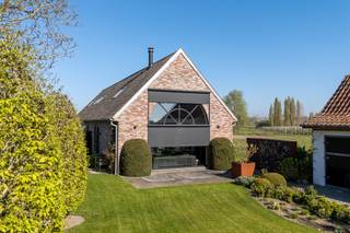 Deze karaktervolle hoeve van <strong>ca. 300 m²</strong> werd in 2003 tot in de kleinste puntjes<strong> gerenoveerd </strong>met hoogkwalitatieve materialen. Het resultaat is een stijlvolle en warme villa waar <strong>licht</strong>, <strong>ruimte </strong>en <strong>rust </strong>harmonieus samenkomen.<br />Gelegen op een prachtig perceel van <strong>7.560 m²</strong> tussen de velden, waar je geniet van absolute privacy, en toch op <strong>slechts 15 minuten </strong>van Gent of Aalter dankzij de nabijgelegen E40.<br /><br />Een zeldzame combinatie van <strong>luxe</strong>, <strong>veel ruimte</strong> en <strong>een topligging</strong>.<br /><br /><u><strong>INDELING</strong></u>: <br /><br /><strong>Gelijkvloers</strong>:<br />- Slaapkamer met ruime dressing<br />- Prijswinnende badkamer met bad, inloopdouche en sauna<br />- Riante leefruimte met zwevende haard en panoramisch tuinzicht<br />- Hyper uitgeruste keuken <br />- Berging/Wasruimte<br />- WC<br />- Inkomhal<br /><br /><strong>1ste Verdieping:</strong><br />- 2 Slaapkamers<br />- Bureau/hobby ruimte (kan omgebouwd worden tot nog 2 extra slaapkamers) <br /><br /><strong>Buiten: </strong><br />- Carport met laadpunt<br />- Bijgebouw (momenteel voorzien als stalling voor paarden) <br /><br />Deze hoeve biedt een unieke combinatie van luxe, ruimte en gezelligheid op een toplocatie. Overal dichtbij en toch lekker privé. <br /><strong>Op zoek naar jouw nieuwe droomwoning? Contacteer Gilles: 0497 72 68 34 of gilles@ocvastgoed.be</strong><br /><br />Technische gegevens:<br />Verwarming op stookolie (eenvoudig over te schakelen naar warmtepomp), vloerverwarming, zonnepanelen<br /><br />EPB: 222kWh/m² (C-label) - Bruikbare vloeroppervlakte 228m² (Volgens het EPC-verslag) - Perceeloppervlakte 7560m² <br />Stedenbouwkundige inlichtingen: Agrarisch gebied, stedenbouwkundige vergunning, geen verkavelingsvergunning, geen rechterlijke herstelmaatregel of bestuurlijke maatregel opgelegd, geen voorkooprecht.<br />Geen overstromingsgevoelig gebied. P-score = A, G-score = A<br />Dit pand is <u>niet</u> onderhevig aan de renovatieverplichting