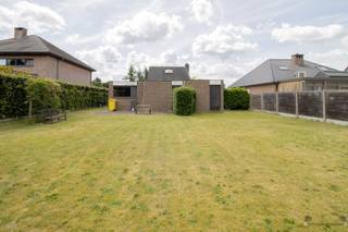 <p><span>Gelijkvloerse woning met 3 slaapkamers en inpandige garage op 780 m².</span><span> </span></p><p><span> </span></p><p><span>Inkomhal met apart toilet. </span></p><p><span>Woonkamer van 38 m² op keramische tegel. </span></p><p><span>Keuken van 20 m² op keramische tegel met: </span></p><p><span>-dubbele spoelbak </span></p><p><span>-gasfornuis </span></p><p><span>-elektrisch oven </span></p><p><span>- dampkap </span></p><p><span>Berging. </span></p><p><span>Nachthal. </span></p><p><span>3 slaapkamers van respectievelijk 15 m², 10 m² en 11,5 m². </span></p><p><span>Inpandige garage van 23 m² met aansluiting voor wasmachine. </span></p><p><span> </span></p><p><span>Terras van 26 m². </span></p><p><span>De tuin biedt mooi uitzicht op weilanden en bos. </span></p><p><span> </span></p><p><span>BIJZONDERHEDEN: </span></p><p><span>Nieuwe CV-ketel van 2024. </span></p><p><span> </span></p><p><span>Stedenbouwkundige inlichtingen: vergunning aanwezig, verkavelingsvergunning, geen voorkooprecht, geen maatschappelijke herstelmaatregel opgelegd, woongebied. </span></p>