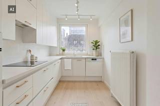 Klassevol appartement met 2 slaapkamers, 2 badkamers en terras in het hart van de stad. <br />Zonnige lichtrijke ruimtes en volumineuze living. <br /><br />Indeling :<br />- Riante inkomhal met gastentoilet<br />- Ruime lichtrijke leefruimte <br />- Uitgeruste keuken met praktische bergruimte<br />- Slaapkamer 1 <br />- Slaapkamer 2 met ensuite douchekamer<br />- Aparte badkamer met bad, dubbele lavabo en toilet <br />- Terras<br /><br />Extra troeven:<br />- Centraal gelegen in hartje Kortrijk<br />- Gunstig EPC B<br />- Volledig instapklaar! <br /><br />Meer info of interesse in een bezoek? <br />Contacteer Sarah - 0493 25 46 80 - sarah.hanson@dewaele.com<br /><br />Bestuursmaatregelen in het maatregelenregister: nee<br /><br />Deze AI-visualisaties zijn bedoeld als inspiratie. Er werd geen rekening gehouden met technische specificaties, stedenbouwkundige voorschriften of de concrete mogelijkheden tot realisatie.