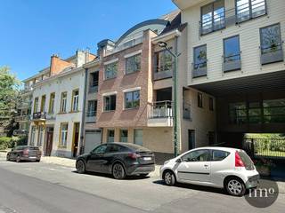 Ukkel : IMMO-STORE biedt u dit GOEDGELEGEN appartement van ca 123m² op de 1STE VERDIEPING van een gebouw (2007) aan, bestaande RUIME woonkamer met AANPALEND TERRAS, een OPEN INGERICHTE keuken, inkomhal, 4 SLAAPKAMERS, een badkamer met BAD en DUBBELE LAVABO én aparte DOUCHEKAMER. Dit gebouw bevindt zich op een STEENWORP van het STATION. NABIJ ALLE FACILITEITEN. +++ EPC 'E' of 239 +++ 2 ONDERGRONDSE GARAGES aan 20.000€/STUK. U wenst een bezoek? Bel ons op 02 203 03 03