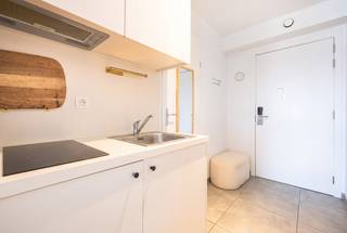 Deze twee prachtige studentenkamers van elk 25 m², gelegen in het recente studentencomplex UNEST Erasmus dat in 2023 is gebouwd, bieden een uitstekende investeringskans in een van de meest gewilde universiteitswijken van Brussel.<br />De woningen bestaan uit een lichte woonruimte met een slaapgedeelte, een kitchenette (kookplaten, afzuigkap, koelkast, spoelbak en opbergruimte) en een eigen doucheruimte met toilet en wastafel. Modern, functioneel en perfect geoptimaliseerd: deze woningen voldoen volledig aan de verwachtingen van de studenten van vandaag.<br />De residentie biedt een bijzonder aantrekkelijke leefomgeving dankzij de talrijke gemeenschappelijke ruimtes: fitnessruimte, verschillende studiezalen, gemeenschappelijke keuken, ontspanningsruimte, speelkamer met biljarttafel, wasruimte, fietsenstalling en een gezellige binnenplaats, die zowel academisch succes als gezelligheid bevorderen.<br />De strategische ligging, vlak bij de Erasmus-campus, Brussel-Zuid, het openbaar vervoer, winkels en de belangrijkste verkeersaders, zorgt voor een uitstekende verhuurbaarheid. Brussel telt ongeveer 140.000 studenten en de vraag naar studentenwoningen blijft stijgen, terwijl het aanbod ontoereikend blijft, waardoor dit type pand een veilige investering is op de vastgoedmarkt.<br />Het pand wordt momenteel verhuurd voor 590 €/maand, plus 120 €/maand aan voorschotten voor huurlasten, waardoor de belegger vanaf de aankoop onmiddellijk huurinkomsten geniet. EPC: B+. Kosten voor de eigenaar: 45 €/maand per studentenkamer. Voldoet aan de CE-normen.<br />Of u nu een eerste investering wilt doen of uw vastgoedportefeuille wilt uitbreiden, deze studentenkamer heeft alles in huis: een recent gebouw, grote vraag naar huurwoningen, uitstekend waardestijgingspotentieel en investeringszekerheid in een markt die voortdurend in beweging is.