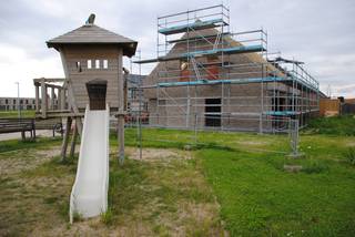 Deze woning wordt voor deze prijs casco aangeboden, maar kan ook opgeleverd worden mits verschilprijs.<br />De woning is aangesloten op het stadswarmtenet, waardoor je minder afhankelijk bent van fossiele brandstoffen zoals aardgas! <br /><br />Lot 22 is een halfopen bebouwing op een grondoppervlakte van 351 m². Tijdloze woning met 149 m² bewoonbare oppervlakte.<br /><br />GELIJKVLOERS: inkom, wc, living (30,50 m²), open keuken, ruime berging, ruime fietsenberging.<br />EERSTE VERDIEPING: 2 kinderkamers, 1 ruime slaapkamer voor de ouders, badkamer, aparte wc, stapelzolder.<br /><br />Leuke tuin met goeie oriëntatie. Aangrenzend aan groenzone.<br /><br />Voor meer info bel 09 280 60 60 of mail naar info@durabrik.be<br />Bezoek onze kijkwoning ter plaatse. Een afspraak maken kan via https://www.durabrik.be/nl/kijkwoningen/roeselare-honzebroekstraat<br /><br />* Afbeeldingen en oppervlaktes zijn indicatief.