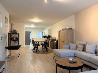 <p><strong>Instapklaar gelijkvloers appartement met garagebox in centrum Wechelderzande</strong></p>
<p>Dit gelijkvloers appartement (ca. 97 m²) is gunstig gelegen in het centrum van Wechelderzande, op korte afstand van winkels, openbaar vervoer en andere voorzieningen. Bovendien is er een zeer vlotte verbinding naar de autosnelweg E34.</p>
<p>Het appartement werd in 2022 volledig gerenoveerd en bevindt zich vandaag in uitstekende staat!</p>
<p>Via de inkomhal met apart gastentoilet komen we in de ruime leefruimte met open keuken. Deze is ingericht met een elektrisch kookvuur, dampkap, dubbele spoeltafel, vaatwasser en kleine koelkast. Aansluitend bevindt zich een praktische berging/wasplaats.</p>
<p>Verder beschikt het appartement over één slaapkamer met ensuite badkamer, uitgerust met een dubbele wastafel in meubel en een moderne inloopdouche.</p>
<p>Via de achterinkomhal bereiken we de aangename, open tuin met terras, waar het heerlijk vertoeven is.</p>
<p>Bij het appartement hoort bovendien een garagebox (nr. 1, uiterst links), die inbegrepen is in de verkoopprijs.</p>
<p><strong>Ook voor investeerders is dit een interessante opportuniteit!</strong> Het appartement is momenteel verhuurd en biedt dus de mogelijkheid om onmiddellijk te investeren in verhuurd vastgoed.</p>
<p><strong>Extra troeven:</strong></p>
<ul>
<li>Volledig gerenoveerd in 2022</li>
<li>Gelijkvloers appartement van ca. 97 m²</li>
<li>Inclusief garagebox</li>
<li>EPC: 123 kWh/m²/jaar – energielabel B</li>
<li>Elektrische installatie conform</li>
<li>Asbestveilig</li>
<li>Lage gemeenschappelijke kosten van ca. € 60/maand</li>
<li>Momenteel verhuurd, ideaal als investering</li>
</ul>
<p><strong> </strong></p>