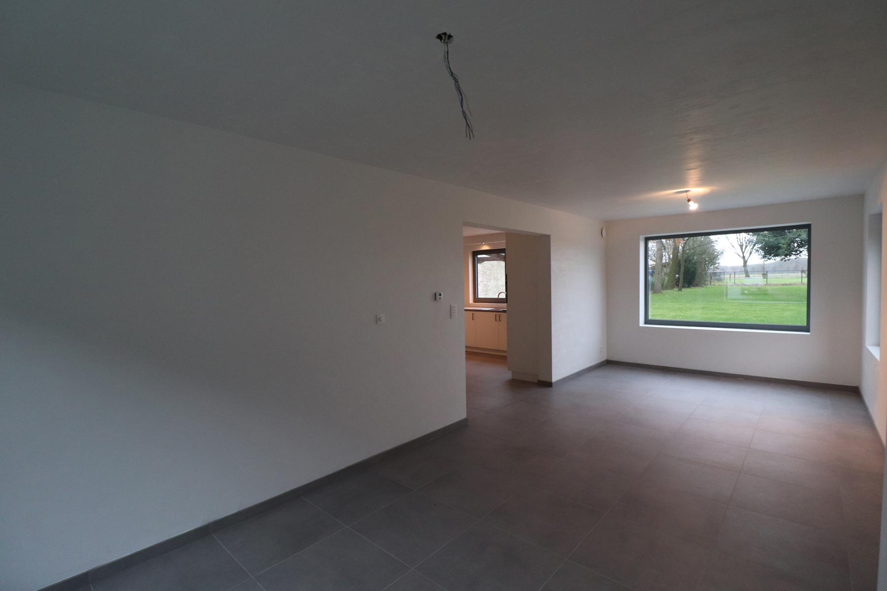 Gerenoveerde woning met 3 slaapkamers, terras met tuin en carport. - foto 5