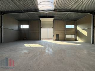 <strong>Gloednieuwe KMO-unit</strong> te huur met een oppervlakte van 1.000 m², gelegen te Evergem. De ligging zorgt voor een uitstekende bereikbaarheid, op slechts 1 km van de <strong>R4</strong>, en op 2,4 km naar de <strong>E34 </strong>Antwerpen/Knokke, met dus ook een vlotte verbinding met de westelijke kant van de Gentse Haven (Desteldonk - Oostakker - Lochristi).<br /><br />De KMO-unit heeft een <strong>vrije hoogte van 6,5 meter</strong> en is voorzien van een lichtstraat met rookluik, een polybetonvloer en is uitgerust met verlichting, basis elektriciteit en sanitair. De unit beschikt over een automatische sectionale poort en een afzonderlijke toegangsdeur. Aan de voorgevel bevinden zich tevens <strong>drie</strong><strong> raampartijen</strong>, ideaal voor het inrichten van een kantoor of sociale ruimte. Bovendien zijn de units <strong>uitbreidbaar </strong>door een voorziene opening, zo kan deze unit uitgebreid worden tot 918 of 1.418 m². <strong>Privatieve parkeerplaatsen</strong> voor de unit.<br /><br />Contacteer PANORAMA B2B voor bijkomende (technische) inlichtingen, plannen of een vrijblijvend plaatsbezoek <strong>0477 02 09 02</strong>.