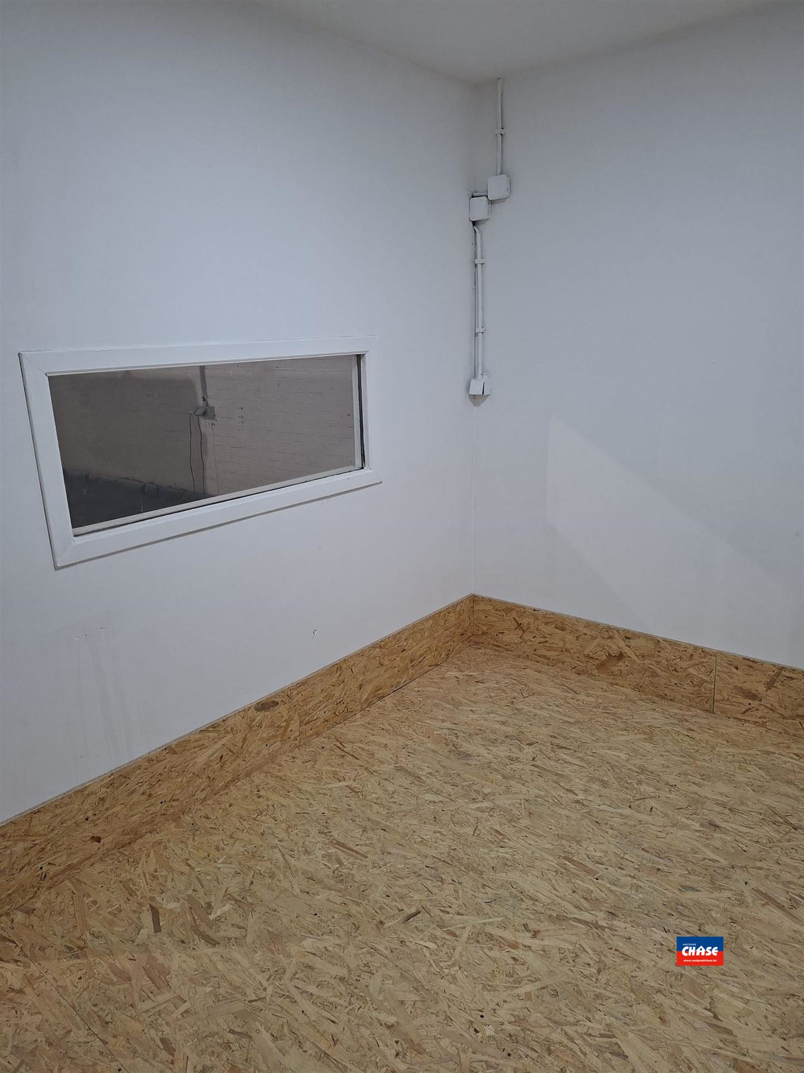 Magazijn / Opslagruimte met bureauruimte met automatische sectionale poort - foto 4