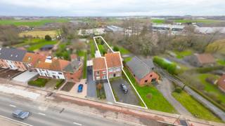 <span><span>Langs de Sint Jansstraat, de baan tussen <strong>Staden </strong>en Sleihage, bieden we u deze interessante, <strong>ruime en polyvalente woning met 3 slaapkamers </strong>aan. Centraal gelegen en bovendien op slechts 5 minuten rijden van Roeselare. Deze <strong>halfopen bebouwing</strong> situeert zich op een <strong>zongericht perceel van 1.010 m²</strong> en biedt u een overvloed aan ruimte. Zo beschikt de woonst over een bruikbare vloeroppervlakte van <strong>237 m²</strong> en kan men gebruik maken van een <strong>garage of opslag- of werkplaats van ca. 60 m²</strong>. <br />Het pand leent zich tevens prima voor al wie mogelijk een beroepsactiviteit wenst uit te oefenen. Zo is er vooraan een polyvalente ruimte voorzien. Deze ruimte kan dienst doen als kantoor, praktijkruimte, winkel, etc..., maar uiteraard ook als bureel, hobbykamer of gelijkvloerse slaapkamer. Op heden zijn er 3 slaapkamers, maar de <strong>grote dakverdieping</strong> biedt plaats genoeg om nog 1 tot 2 extra slaapkamers in te richten.<br />Actueel wordt er verwarmd op aardgas (kachel) en accumulatie. De ramen zijn grotendeels vernieuwd in 2013 (PVC, dubbele beglazing). Het dak is tevens geïsoleerd (12 cm). Overigens kan men gebruik maken van krachtstroom (400V), en is men uitgerust met dag- en nachttarief + uitsluitend nachttarief (400V). Tot slot vermelden we nog dat er een regenwaterput aanwezig is.<br /><br /><u>De indeling van de ruimtes is als volgt:</u><br />Gelijkvloers: leefruimte opgedeeld in zitkamer en eetkamer gescheiden met een dubbele deur (wegneembaar) -<strong> polyvalente ruimte </strong>- traphal - afzonderlijke, ingerichte keuken - toegang tot droge kelder - veranda en wasplaats.<br />Eerste verdieping: trap- en nachthal - berging - slaapkamer 1 - slaapkamer 2 - slaapkamer 3 - badkamer.<br />Tweede verdieping: zeer ruime dakverdieping toegankelijk met uitschuifbare trap via de nachthal.<br />Exterieur: <strong>grote oprit geschikt voor meerdere wagens</strong> - inrit naar garage - buitentoilet - afzonderlijke garage met werkplaats en/of opslagruimte - grote, diepe achtertuin.<br /><br /><u>Enkele troeven:</u></span></span>
<ul>
	<li><span><span>Centraal gelegen en met goede verbinding naar Staden en Roeselare;</span></span></li>
	<li><span><span>Aan ruimte en potentieel geen gebrek;</span></span></li>
	<li><span><span><strong>Mogelijkheden tot het inrichten van extra slaapkamers</strong>;</span></span></li>
	<li><span><span><strong>Polyvalente ruimte geschikt voor beroepsmatige doeleinden</strong>;</span></span></li>
	<li><span><span><strong>Afzonderlijke garage, werkplaats of opslagruimte van ca. 60 m²</strong>.</span></span></li>
</ul>
<span><span>Wenst u meer informatie? Of graag een bezoek ter plaatse? Bel Diksimmo op het nummer 051 50 11 51 of mail naar diksmuide@diksimmo.be.</span></span>