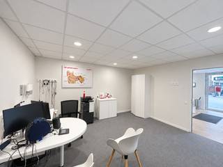 In residentie Square, vlak bij de Markt van Wetteren, bevindt zich deze uitstekend gelegen commerciële ruimte van 100 m² met een afzonderlijke garage.<br /><br />Het handelspand is momenteel verhuurd aan Amplifon Groep en vormt daardoor een interessante opbrengsteigendom met onmiddellijk rendement.<br /><br />De winkelruimte omvat een ruim commercieel gedeelte, twee afzonderlijke kantoor- of consultatieruimtes, sanitair en een kitchenette. Het pand is afgewerkt met een keramische tegelvloer en beschikt over verlichting, accumulatieverwarming en een warmtepomp.<br /><br />De bijbehorende garage biedt plaats aan één wagen en kan eveneens worden gebruikt als fietsenberging of extra opslagruimte.<br /><br />Dankzij de centrale ligging nabij de Markt is het pand goed bereikbaar met zowel de wagen als het openbaar vervoer.<br /><br /><u><strong>Troeven:</strong></u>
<ul>
<li>commerciële ruimte van 100,43 m²;</li>
<li>afzonderlijke garage/berging van 18,64 m²;</li>
<li>sanitair en kitchenette;</li>
<li>goede bereikbaarheid.</li>
</ul>
Een interessante en waardevaste investering op een commerciële locatie in het centrum van Wetteren.<br /><br />Interesse? Contacteer ons voor meer informatie of een plaatsbezoek via 0475 32 51 89.