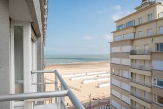 This stylishly renovated apartment is located in a prime location near Albertstrand beach and offers a side view of the sea. The entrance hall...
