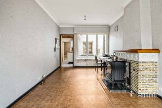 Bent u op zoek naar een renovatieproject dat u volledig naar eigen smaak kunt inrichten? Dan biedt deze woning in de Damanstraat te Niel heel wat mogelijkheden.<br /><br />Op het gelijkvloers betreedt u de woning via de inkomhal, die toegang geeft tot de leefruimte. Verder beschikt de woning over een keuken, badkamer, praktische berging en een gezellig terrasje waar u in alle rust van de buitenlucht kunt genieten.<br /><br />De eerste verdieping omvat twee slaapkamers. Via een losse trap bereikt u de zolderverdieping, die extra opslagruimte biedt en mogelijkheden creëert voor wie de woning verder wenst te optimaliseren.<br /><br />Vooraan de woning bevindt zich bovendien een voortuintje, wat zorgt voor een aangename buffer tussen de straat en de woning.<br /><br />Dankzij de centrale ligging bevinden winkels, scholen, openbaar vervoer en belangrijke verbindingswegen zich in de nabije omgeving.<br /><br />Troeven<br />+ Te renoveren woning met veel potentieel<br />+ Zolderverdieping aanwezig<br />+ Terrasje achteraan<br />+ Voortuin<br />+ Centrale ligging nabij voorzieningen<br />Interesse? Maak dan snel een afspraak via info@jamar.immo of 03 435 31 33. <br />Gvg, Wg, Gmo, Gvkr, gvv, geen overstromingsgevoelig gebied.