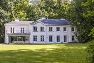 <p><span>Statige villa op toplocatie met unieke parktuin op een terrein van ca. 19.500 m² </span></p><p><span> </span></p><p><span>Indeling</span></p><p><span>U betreedt de villa middels de centrale inkomhal met gastentoilet en vestiaire. Toegang tot een bureelruimte voorzien van parketvloer, alsook toegang tot de ruime living weke eveneens is voorzien van een parketvloer. De woonkamer bestaat uit een zitkamer met gashaard en een aparte eetkamer welke dankzij grote raampartijen zicht hebben over tuin en terras. Aparte TV kamer. De ruime leefkeuken met ontbijtkamer is voorzien van een hoogwaardig afgewerkte keuken met Gaggenau toestellen. De ontbijtkamer geeft toegang tot tuin en terras. Zeer praktische wasplaats / bijkeuken en doorgang naar de garage.</span></p><p><span> </span></p><p><span>Garage </span></p><p><span>De inpandige garage met poorten aan voor- en achterzijde biedt ruimte aan twee auto's. </span></p><p><span> </span></p><p><span>Guestroom</span></p><p><span>Boven de garage bevindt zich een ruim appartement of ruimte voor inwonend personeel. </span></p><p><span> </span></p><p><span>Verdieping</span></p><p><span>De nachthal geeft u toegang tot de mastersuite met dressingkamer, ruime badkamer en slaapkamer. Nog twee slaapkamers met eigen douchekamer of badkamer.</span></p><p><span> </span></p><p><span>Tuin en buitenruimtes</span></p><p><span>Dankzij de ruime parktuin met volwassen bomenbestand geniet u van alle rust en privacy, en dit op een absolute toplocatie. Er zijn meerdere ruime terrassen voorzien, alsook een paviljoen met poolhouse, verwarmd zwembad en ingericht poolhouse. </span></p><p><span> </span></p><p><span>Bijzonderheden</span></p><p><span>Deze statige villa werd in 2014 zeer grondig verbouwd met hoogwaardige afwerking en voldoet nog aan hedendaagse wensen en normen. Energieklasse B. De villa is voorzien van diverse luxe zaken zoals een high end keuken met Gaggenau toestellen, uitgebreid alarm systeem, domotica (Crestron), elektrische gordijnen, rolluiken etc. </span></p><p><span> </span></p><p><span>- Mogelijkheid tot verkavelen / bijkomend gebouw oprichten - </span></p><p><span> </span></p><p><span>Meer inlichtingen via ons kantoor.</span></p><p><span> </span></p>
