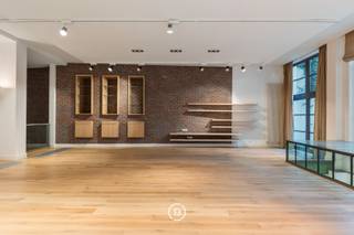 In de iconische voormalige Victoria koekjesfabriek in Koekelberg, uitzonderlijke loft van 408 m² (EPC) met indrukwekkende volumes en hoge plafonds.<br /><br />Gelegen op het gelijkvloers en bestaande uit een royale inkomhal met vestiaire en gastentoilet, semi-industriële keuken, spectaculaire leefruimte van 100 m² met eethoek, slaapkamer met badkamer en een tweede kamer, ideaal als bureau of extra slaapkamer.<br /><br />Op de onderliggende verdieping bevindt zich een prachtige slaapkamer van 45 m² met aansluitende badkamer met bad en stoomdouche, evenals een zeer ruime kelder.<br /><br />Het project beschikt over uitstekende gemeenschappelijke faciliteiten, waaronder een uitgeruste fitnessruimte en een verwarmd binnenzwembad.<br /><br />Een unieke combinatie van industrieel erfgoed, hedendaags comfort en uitzonderlijke leefruimtes.<br /><br />Mogelijkheid tot aankoop van een ruime staanplaats voor twee wagens voor €65.000.