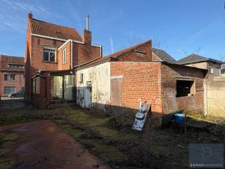 <p>Renovatie of heropbouw van deze woning kan beiden aan 6%BTW!<br /><br />Het verrassend grote perceel zorgt voor mogelijkheden tot houden van dieren, combinatie wonen en werken,...<br /><br />Indeling: inkomhal, leefruimte, keuken, veranda en berging , 3 slaapkamer en vaste trap naar bergzolder met mogelijkheid tot extra slaapkamer. <br />ER ZIJN PLANNEN VOOR VOLLEDIGE HEROPBOUW VAN DE WONING.<br />Voorziene nieuwe indeling: Inkom, leefruimte met zithoek en eetplaats, open keuken, berging, trap, 2 slaapkamers en badkamer en trap naar tweede verdieping. <br /><br />Buiten: voortuin, doorgang naar achtertuin en omheinde achtertuin. <br /><br />Van dit TOTAALRENOVATIE/herbouwproject (6%BTW) met vergunde plannen uw thuis maken? <br /><br />Contacteer Bonne Vastgoed 7 op 7 voor de prijs en meer info via 0468/10.40.40 of info@bonnevastgoed.be</p>