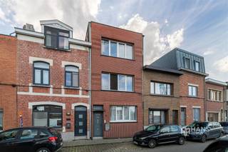 <p><span>Paulus Beyestraat 156 - Deurne</span></p><p><span> </span></p><p><span>Opbrengsteigendom (210 m²) bestaande uit 4 wooneenheden in Deurne</span></p><p><span>Deze opbrengsteigendom op een centrale locatie in de Paulus Beyestraat bestaat momenteel uit 2 appartementen en 2 studio</span><span>’</span><span>s, verdeeld over 3 bouwlagen. De vier woonentiteiten zijn momenteel verhuurd. Het gebouw werd gedeeltelijk gerenoveerd in 2008 en beschikt over PVC-ramen met dubbele beglazing. Het dak werd vernieuwd in 2000 en in 2008 werden onder meer delen van de loodgieterij (2 CV ketels in 2021) en elektriciteit vernieuwd (conform).</span></p><p><span>Op het gelijkvloers bevindt zich een appartement van ca. 55 m² met 1 slaapkamer en een zuid-west-georiënteerde tuin van ca. 30 m². Dit appartement werd volledig vernieuwd in 2008. </span></p><p><span>De eerste verdieping omvat een appartement van ca. 70 m² met 1 slaapkamer. Op de tweede verdieping bevinden zich 2 studio</span><span>’</span><span>s van respectievelijk 40 m² en 30 m² die mits kleine aanpassingen om te vormen zijn naar 1 appartement van 70m². </span></p><p><span>Extra bergruimte is voorzien in de droge kelder van 30 m². </span></p><p><span>Kortom: een interessante opbrengsteigendom met 4 verhuurde woonentiteiten, opbrengst van € 2050 per maand en verdere optimalisatiemogelijkheden. Mis deze kans niet! </span></p><p><span>Bewoonbare opp. 210 m² ref.: bruto vloeropp. Voor meer info of een gratis schatting surf naar </span><span><span>www.hansimmo.be</span></span></p><p><span> </span></p>