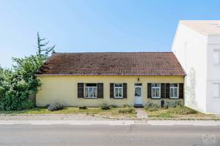 Ontdek deze charmante woning met een woonoppervlakte van circa 217 m², aangevuld met circa 30 m² kelders, gelegen op een ruim perceel van 17 are...