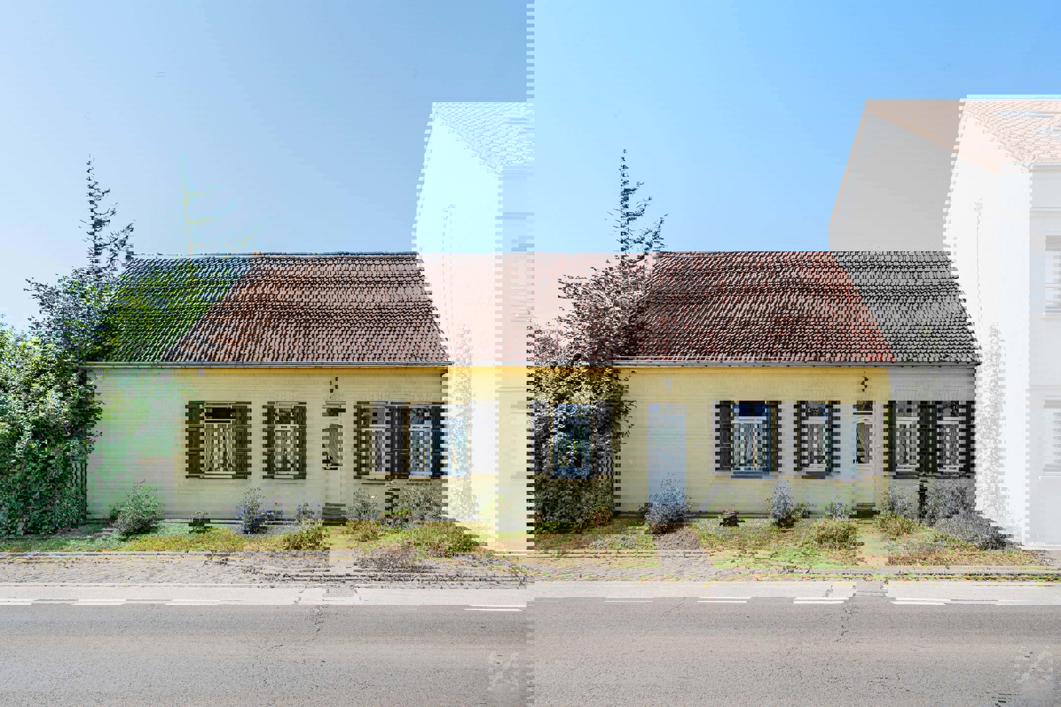 Huis op 17 hectare grond met twee garages - foto 1