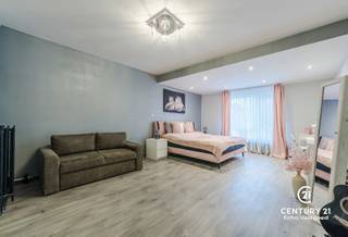 <p><strong>Altijd al willen "leven in weelde"? Dan is deze vrijstaande villa wellicht dé woning voor u!</strong><br /><br />In de grensgemeente <span><span>Weelde</span></span> bevindt zich deze gezellige en gerenoveerde vrijstaande villa met maar liefst vier ruime slaapkamers en een verwarmd buitenzwembad. Een ideale woning voor wie comfort, privacy en luxe wil combineren met ruimte en functionaliteit.</p>
<p>Bij binnenkomst treft u een inkomhal met aansluitend een bureau- of slaapkamer, perfect voor thuiswerk of gelijkvloers wonen. De woonkamer vormt het hart van de woning en biedt toegang tot de geïnstalleerde keuken en de gang. Via de gang bereikt u de zij-ingang, een gastentoilet en een extra logeerkamer.</p>
<p>De bijzonder ruime hoofdslaapkamer kijkt uit op de achtertuin en het zwembad en beschikt over een ensuite badkamer met ligbad, wastafel in meubel en een eigen toilet. De praktische bergruimte geeft via een afsluitbare schuifraam toegang tot het overdekte terras en de tuin.</p>
<p>Op de bovenverdieping leidt de vaste trap naar een royale overloop met toegang tot een ruime slaapkamer, een even ruime dressing en een luxueuze badkamer uitgerust met douche, dubbele wastafel, toilet en Finse sauna. Het aangrenzende terras beschikt over een unieke waterglijbaan die uitkomt in het met warmtepomp verwarmde zwembad. Het terras en de boordstenen zijn uitgevoerd in gebrande natuursteen, wat zorgt voor een stijlvolle en hoogwaardige uitstraling.</p>
<p>De volledig omheinde tuin garandeert optimale privacy en wordt vervolledigd door een gezellig barretje, een ruime garage en een automatisch bedienbare toegangs- en garagepoort.</p>
<h3>Pluspunten</h3>
<ul>
<li>
<p>Volledige privacy</p>
</li>
<li>
<p>Volledig omheind perceel</p>
</li>
<li>
<p>Verwarmd zwembad met waterglijbaan</p>
</li>
<li>
<p>2 badkamers en 4 slaapkamers</p>
</li>
<li>
<p>Mogelijkheid tot combinatie werk/wonen</p>
</li>
<li>
<p>Geïsoleerde kruipruimte</p>
</li>
<li>
<p>Aangelegd terras in gebrande natuursteen</p>
</li>
<li>
<p>CV-ketel vernieuwd (2026)</p>
</li>
<li>
<p>Ruime garage en oprit voor meerdere wagens</p>
</li>
<li>
<p>Centrale ligging, op een letterlijke steenworp van de Nederlandse grens</p>
</li>
<li>
<p>Vlakbij het gezellige Baarle-Nassau/Hertog en op korte afstand van Turnhout</p>
</li>
</ul>
<p>Een instapklare villa waar luxe, comfort en privacy centraal staan.</p>