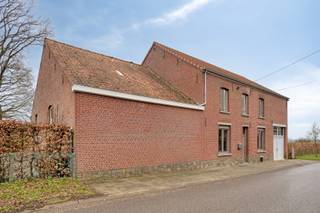 <p>Dit is voor de snelle beslisser. Oninneembaar zicht, ruimte, privacy en klaar om al uw dromen of concrete projecten vorm te geven — dat is wat deze eigendom te bieden heeft.</p><p></p><p>Deze karaktervolle hoeve met een bewoonbare oppervlakte van 349 m² beschikt momenteel over drie slaapkamers, een bureelruimte, een ruime leefruimte en een aparte keuken. De indeling biedt meteen comfort, maar laat tegelijk nog heel wat mogelijkheden open voor verdere optimalisatie of aanpassing naar eigen smaak.</p><p>De garage, met een doorrijhoogte van 230 cm, biedt praktische stockageruimte op twee niveaus. Daarnaast is er een ruim bijgebouw aan de linkerzijde van maar liefst 120 m², voorzien van een lavabo, douche en elektriciteit. Deze ruimte leent zich perfect voor diverse invullingen zoals een atelier, werkruimte, hobbyruimte of extra opslag.</p><p>De combinatie van volume, rust en polyvalente ruimtes maakt dit pand bijzonder geschikt voor wie op zoek is naar een eigendom met potentieel, zonder in te boeten aan privacy en omgeving.</p><p></p><p>Heb je interesse en wil jij als eerste de kans grijpen om deze aantrekkelijke woning te ontdekken? We trappen onze verkoop af met een exclusieve “Avant-Première” op vrijdag 24 april en zaterdag 25 april. Plan nu jouw bezoek via de groene ‘Plan jouw bezoek’ knop. De richtprijs bedraagt 549.000,- euro. De biedingstermijn loopt tot en met maandag 27 april om 21:00 uur. Bekijk het Avant-première reglement onder downloads.</p>