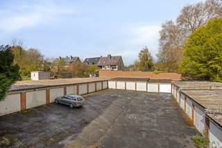 <p>Investissement très intéressant ! 11 garages situés au centre de Louvain, à la Tervuursestraat 86. Revenus locatifs stables.</p><p></p><p>Tous les garages sont actuellement loués. Loyer moyen de 85 € par mois, rendement constant garanti.</p><p>Grâce à sa situation favorable et à la demande constante pour les espaces de stationnement et de stockage, il s’agit d’un investissement d’avenir.</p><p></p><p>Contactez-nous via memo.tekin@living-stone.be ou au +32 472 64 63 02.</p>