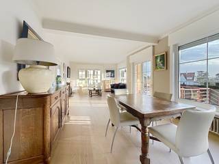 Op een uitzonderlijke ligging in het hart van Duinbergen, op slechts enkele stappen van het strand, bevindt zich deze charmante en goed...