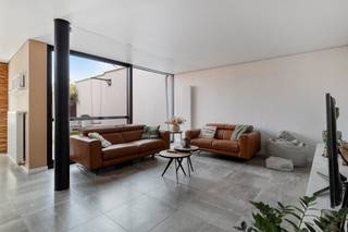 In het centrum van wetteren bevindt zich dit instapklaar huis. De woning onderging een grondige renovatie waarbij modern comfort en een gezellige sfeer centraal staan,de woning is gelegen in een woonerf,op wandelafstand van scholen winkels en station.Indeling van de woning.:-inkomhal met dressing -garage 20m2-sfeervolle woonkamer met open keuken 50m2-appart toilet-moderne badkamer met kwalitatief afwerking 12m2- gezellige stadstuin met terras 50m2Boven- 4 volwaardige slaapkamers van 14 m2-appart toilet - grote zolderruimte met mogelijkheden 60m2Het dak is voorzien van 12 zonnepanelen van elk 560De algemene voorwaarden van Dewaele DIY kunt u steeds raadplegen via dewaele.com.Bestuursmaatregelen in het maatregelenregister: nee