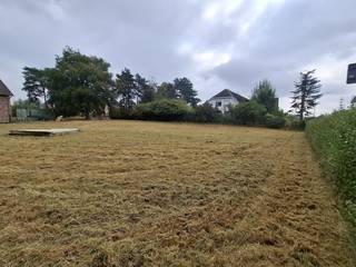 Ruim hoekperceel van 947 m² voor vrijstaande bebouwing (lot 1C op het verkavelingsplan in een rustige landelijke omgeving vlakbij het centrum van Morkhoven met alle nodige faciliteiten. Perceelscore A (niet overstromingsgevoelig). De stedenbouwkundige voorschriften en het verkavelingsplan zijn op aanvraag te ontvangen.
Niet opgenomen in het maatregelenregister. P score: A