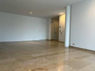 De snelste manier om een bezoek te brengen aan dit appartement? Vraag je bezoek aan via de rode knop op onze website (www.dewaele.com) en je wordt gecontacteerd door één van onze verhuurexperten. <br /><br />Instapklaar appartement met 2 slaapkamers op een centrale ligging nabij het centrum van Roeselare.<br /><br />Het appartement heeft volgende indeling:<br />- Inkom<br />- Apart toilet <br />- Keuken <br />- Leefruimte<br />- 2 slaapkamers <br />- Badkamer voorzien van lavabo in meubel, douche en aansluiting voor wasmachine<br />- Berging <br />-  2 terrassen<br />- Autostaanplaats<br /><br />Extra kenmerken:<br />- Instapklaar appartement <br />- Lichtrijk<br />- Lift aanwezig in het gebouw<br />- Centraal gelegen nabij winkels, openbaar vervoer, centrum van Roeselare,...<br /><br />Autostaanplaats mee bij te huren 50,00 euro/maand.<br /><br />Ben jij geïnteresseerd in dit appartement te huur in Roeselare? Aarzel dan niet ons te contacteren.