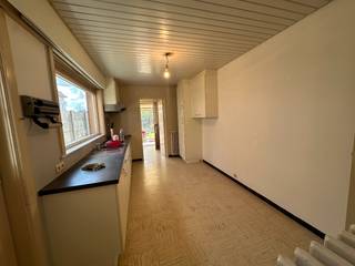 De woning bestaat uit:Gelijkvloers: leefruimte - leefkeuken - veranda - garage - toiletVerdieping: nachthal - 3 slaapkamers -...